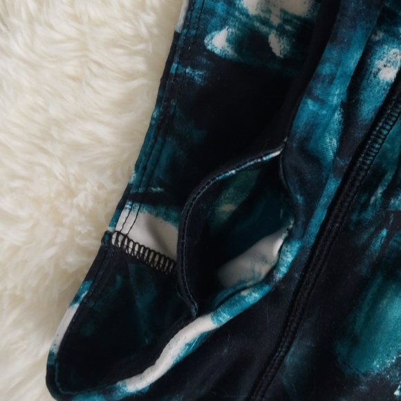 3/$20✨ LNC Citrus active blue paint print activewear capris leggings, large - Picture 5 of 8